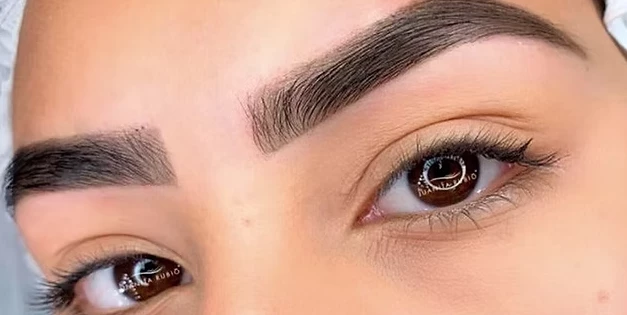 Diseño de cejas con pigmento.