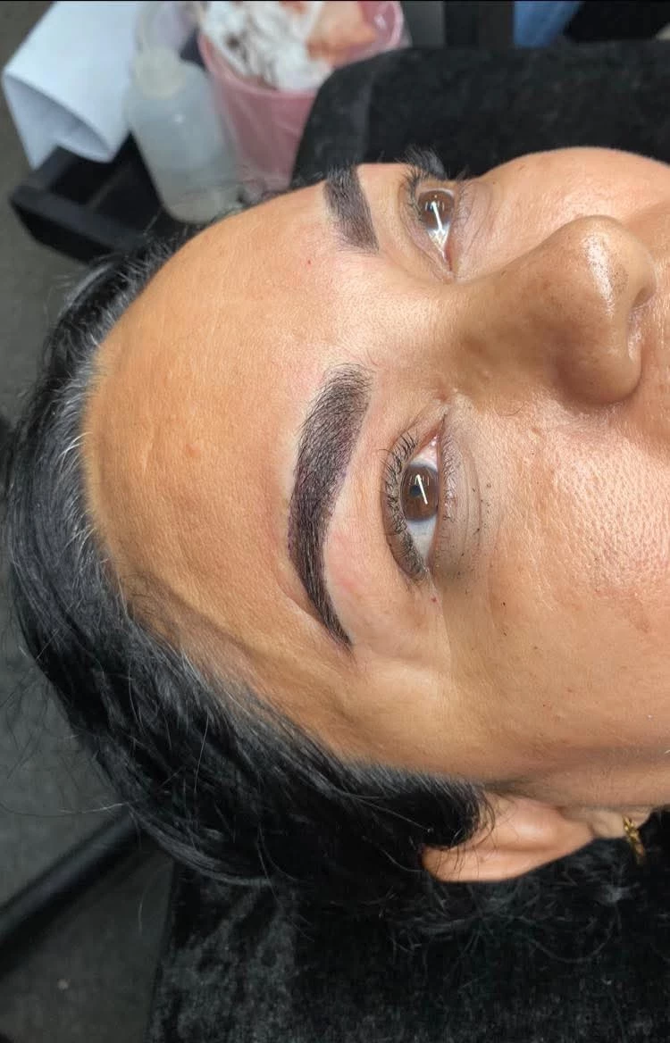 Corrección de cejas tatuadas